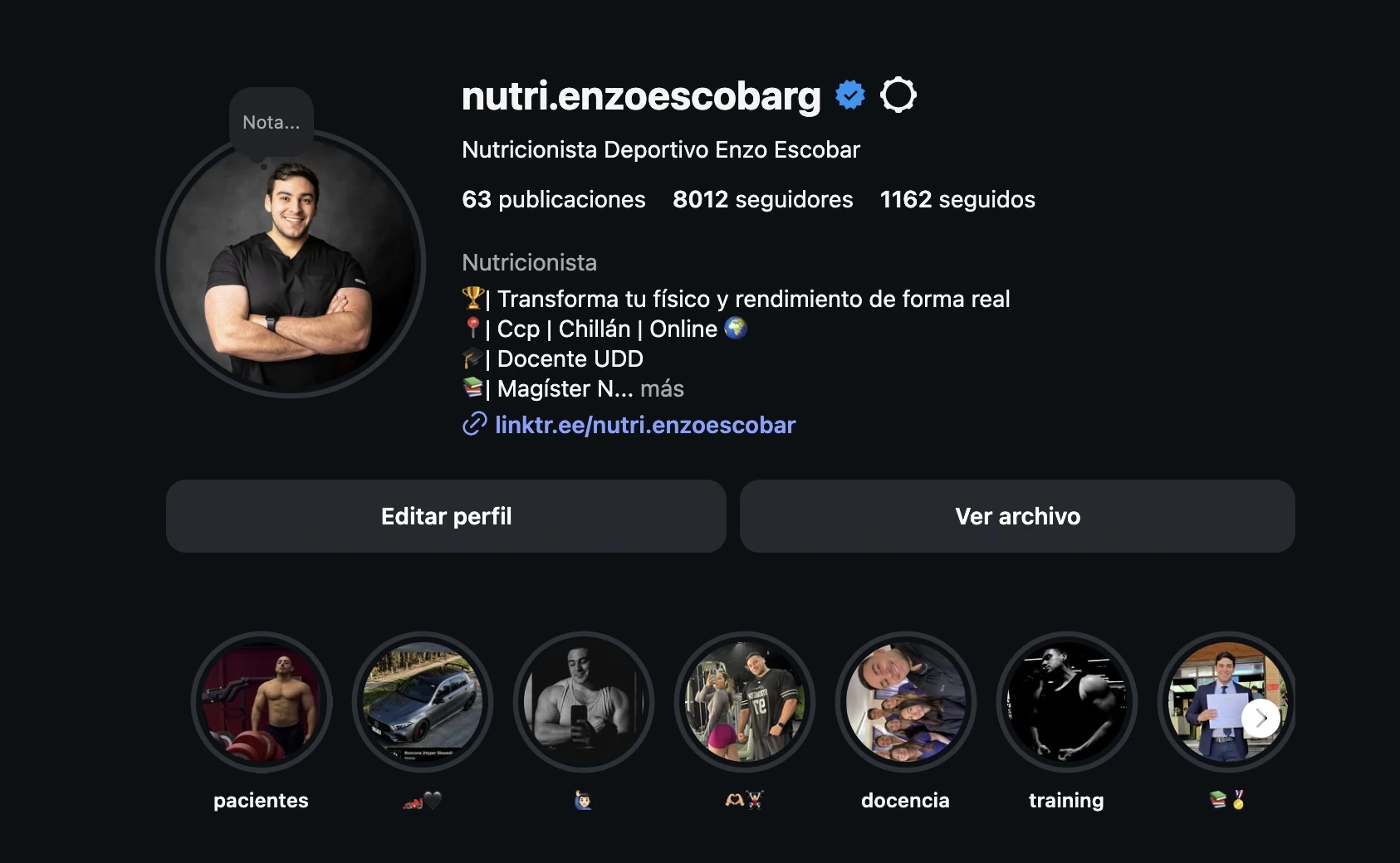 Captura del perfil de Instagram de Enzo Escobar con su presentación e historias destacadas